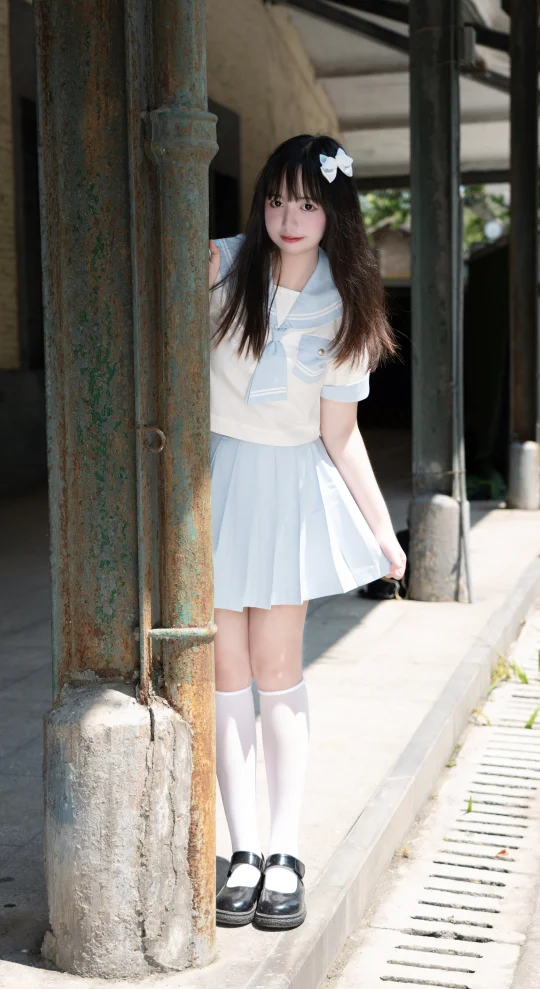 天空是蓝色的，水手服也是。