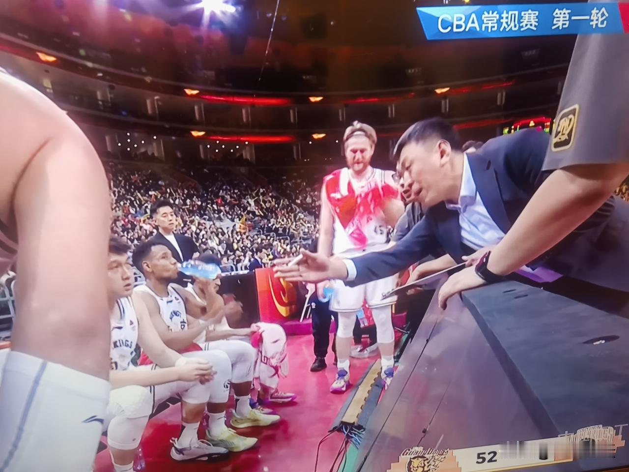 王世龙刚刚接任南京天之蓝，在时间比较紧促的情况下，CBA第一场比赛就拉开了序章！