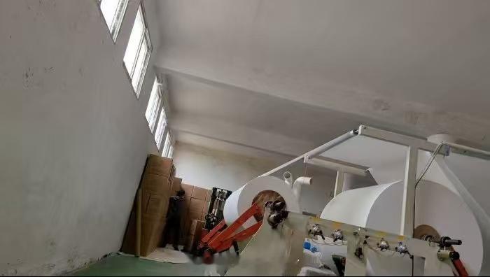 被曝光掺荧光剂的网店已下架涉事餐巾纸市监局已核查，纸巾实测荧光剂超标，线上线下货