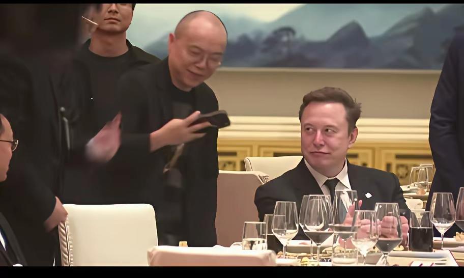 ​美国总统特朗普来到此次中国之行，除了合作关系，更多看到的是经济霸主地位，世界首
