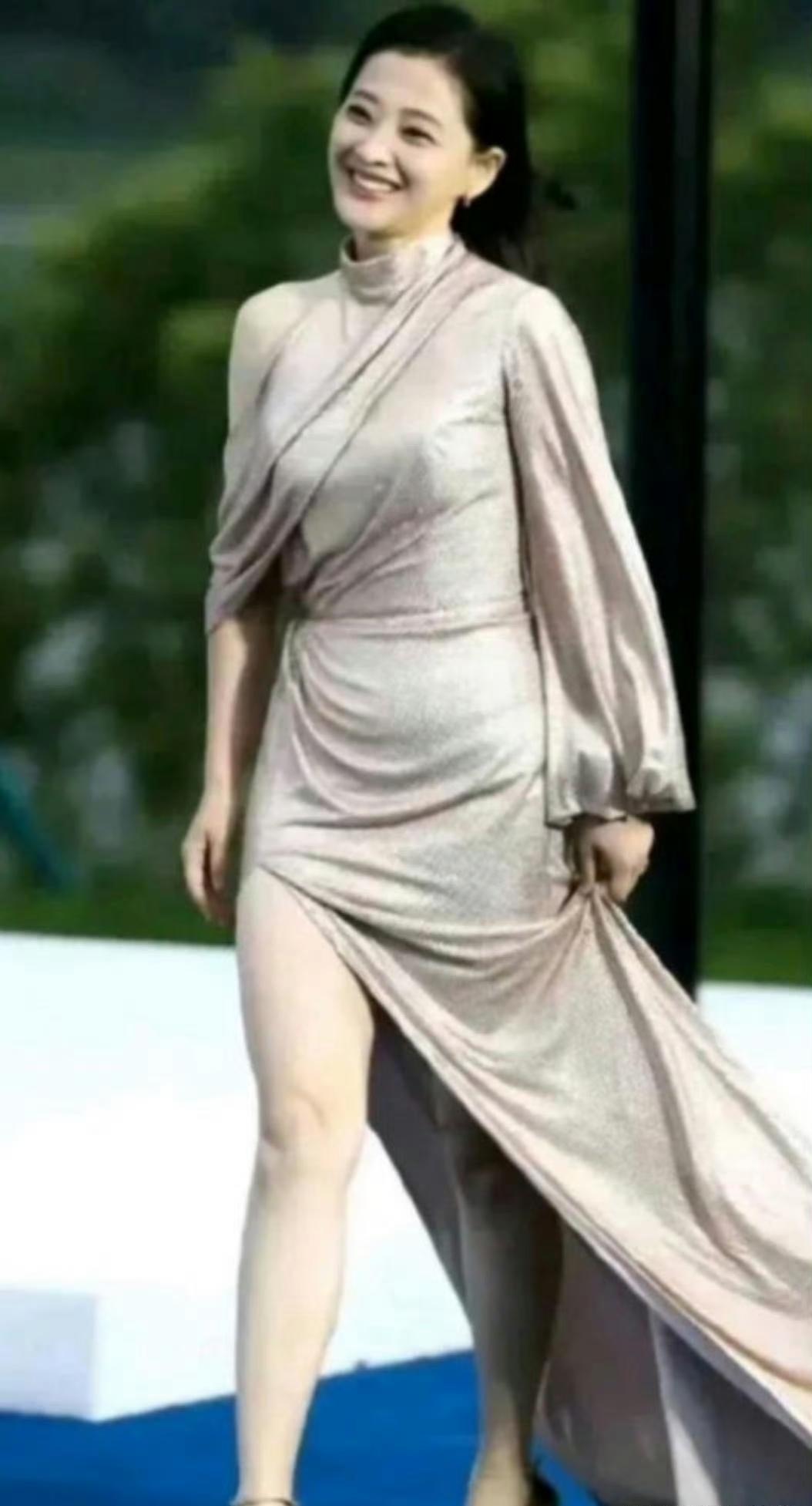 梅婷和左小青竟然撞衫了！同样的造型，两人却穿出了不同的感觉，各有各的魅力。你们觉