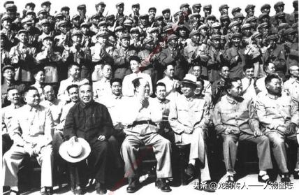 1964年6月，朱德同毛泽东、刘少奇等党和国家领导人与受检阅的北京、济南部队指战