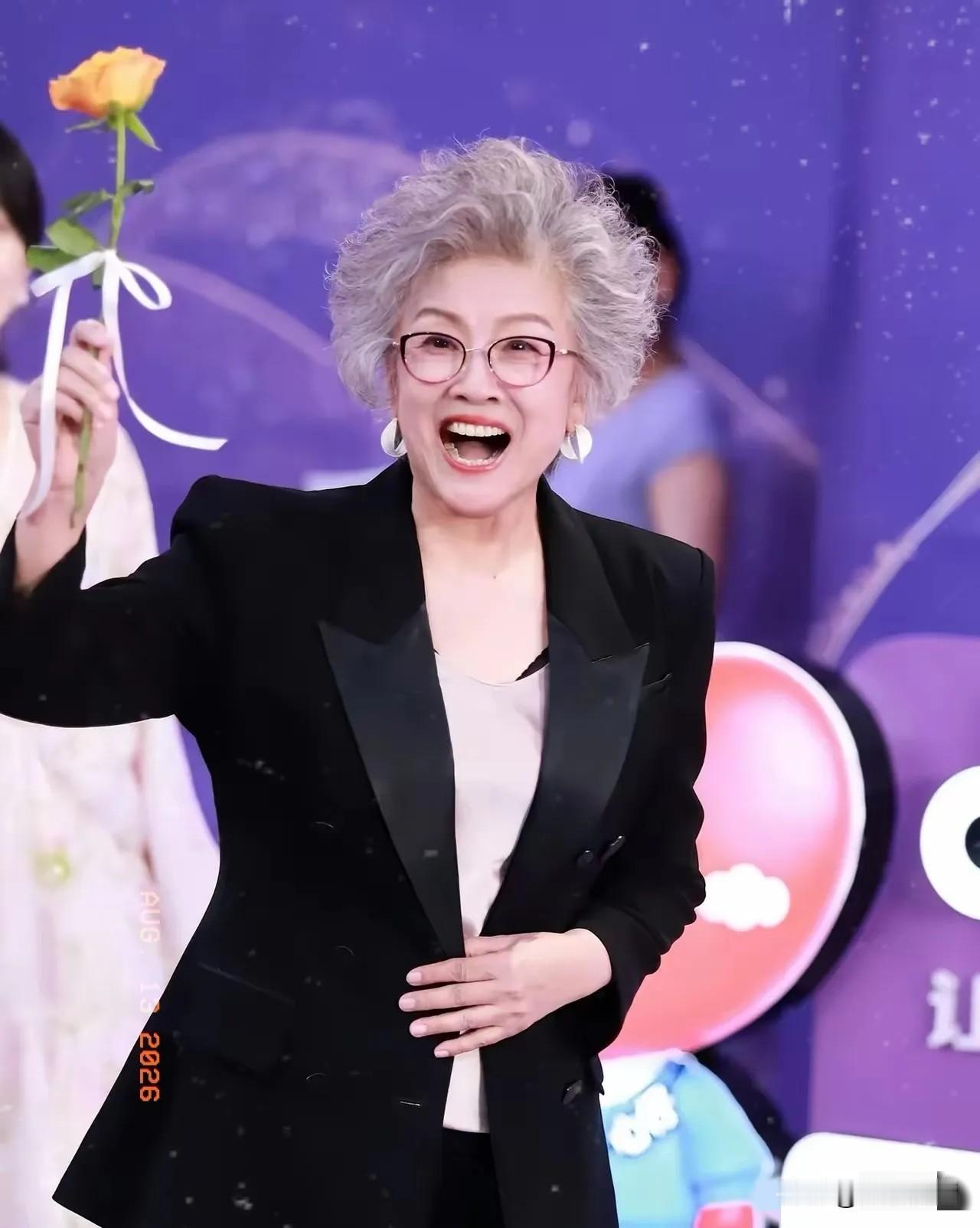 发现了没，
宋春丽有个很明显的特点，
倒不是因为她变老了，而是她明明都75岁了，