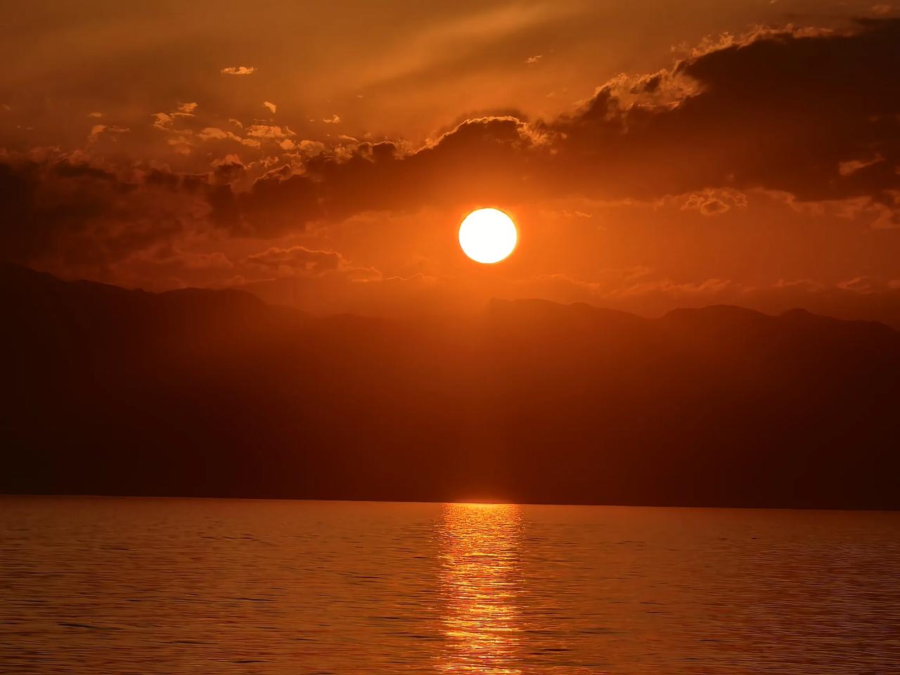 分享一张你最近随拍的照片赛里木看湖夕阳