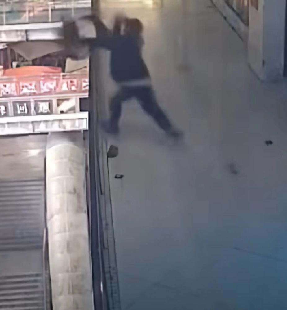 一定要好好活着！11月20日，四川一女子两次从五楼轻生，被一男子两次救下！女子跳