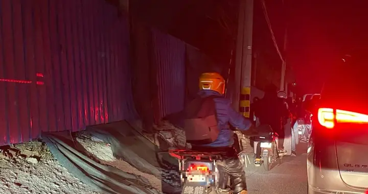 这条小路常年堵，“带轮子的都过不去”丨有事儿@新京报