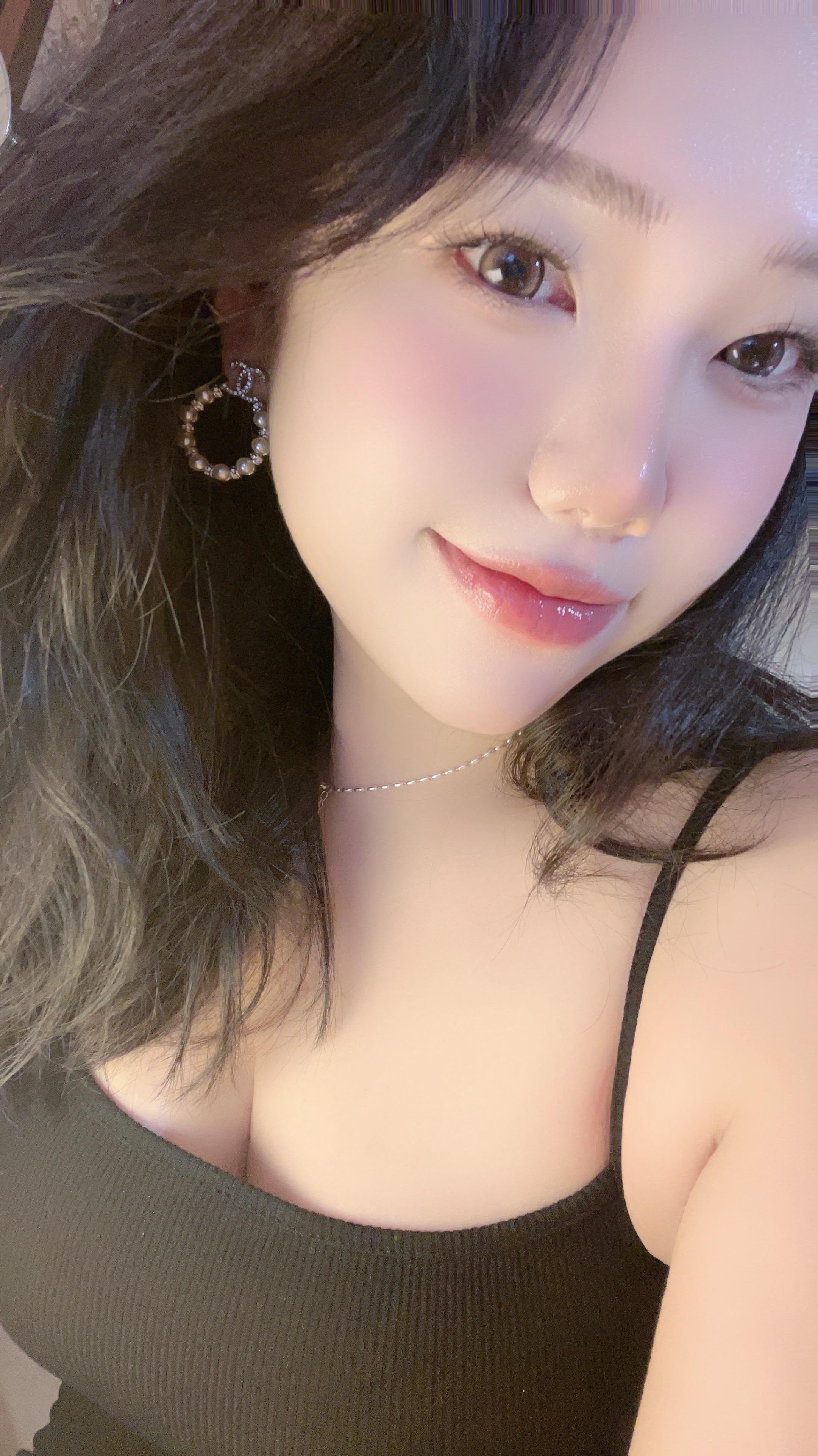很好昨天练猛了今天直接感冒了😷。昨天状态异常好…..上来就自由深蹲....