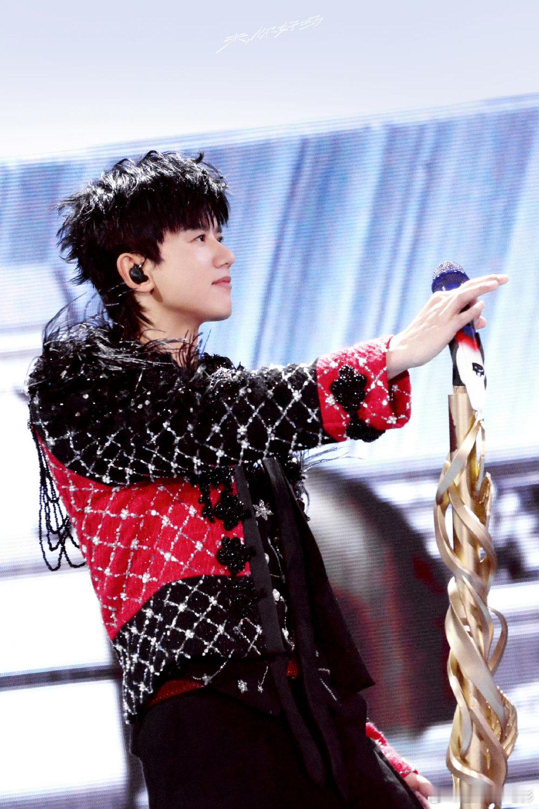 张杰在做一个歌手之前要做一个好男人张杰在做一个歌手之前要做一个好的男人张杰跨年演