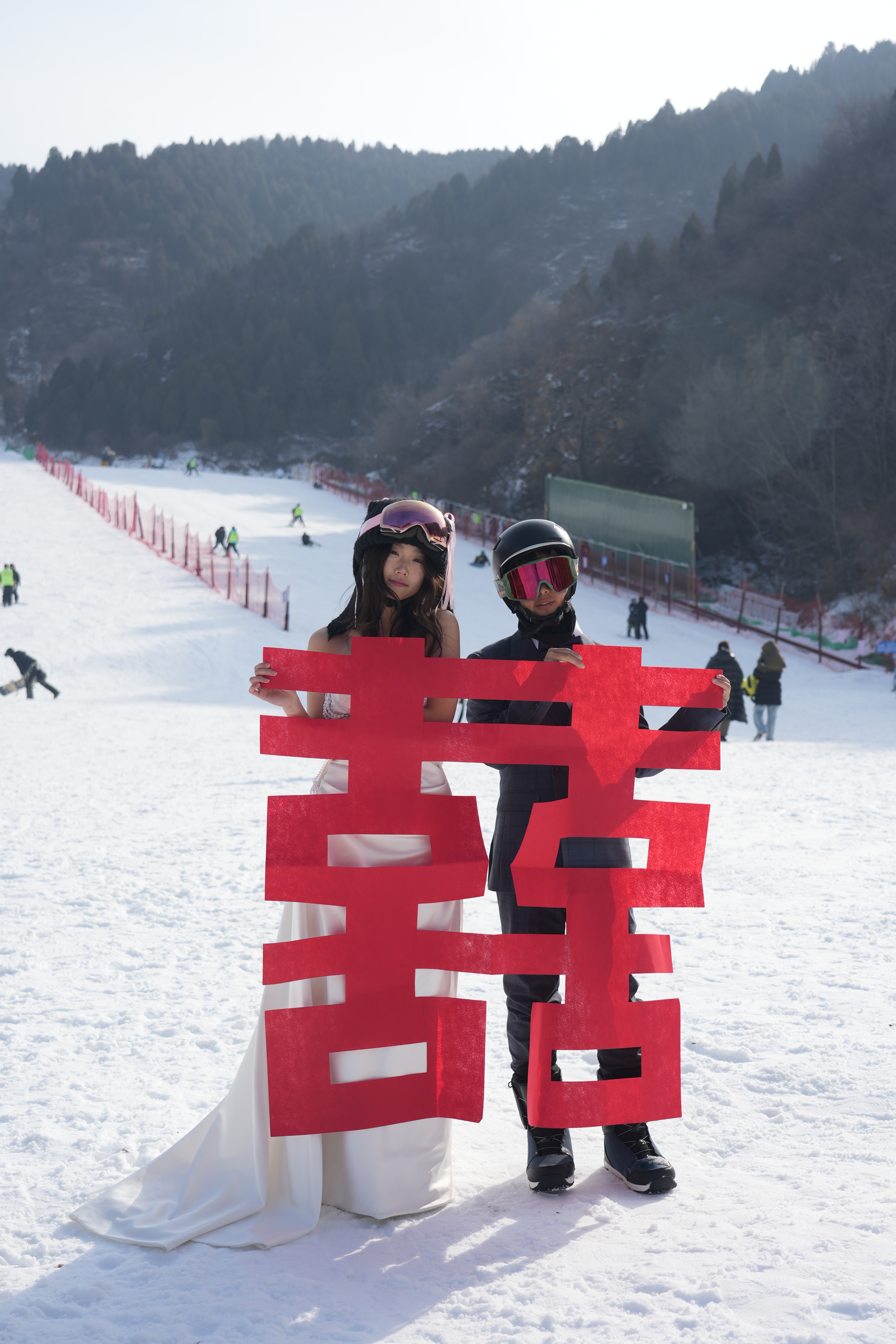 婚纱滑雪的愿望终于实现了 没想到当代年轻人连婚纱照仪式感也已经next leve