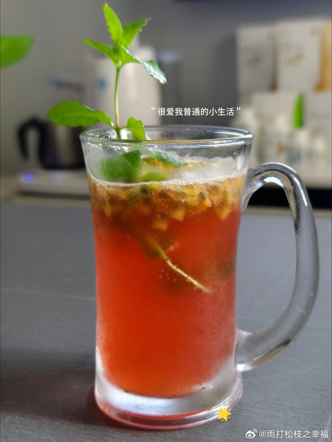 生活手记杯中清冽，盛得下喧嚣，却填不满心底空旷。酒入喉间，短暂模糊世事纷扰，可微
