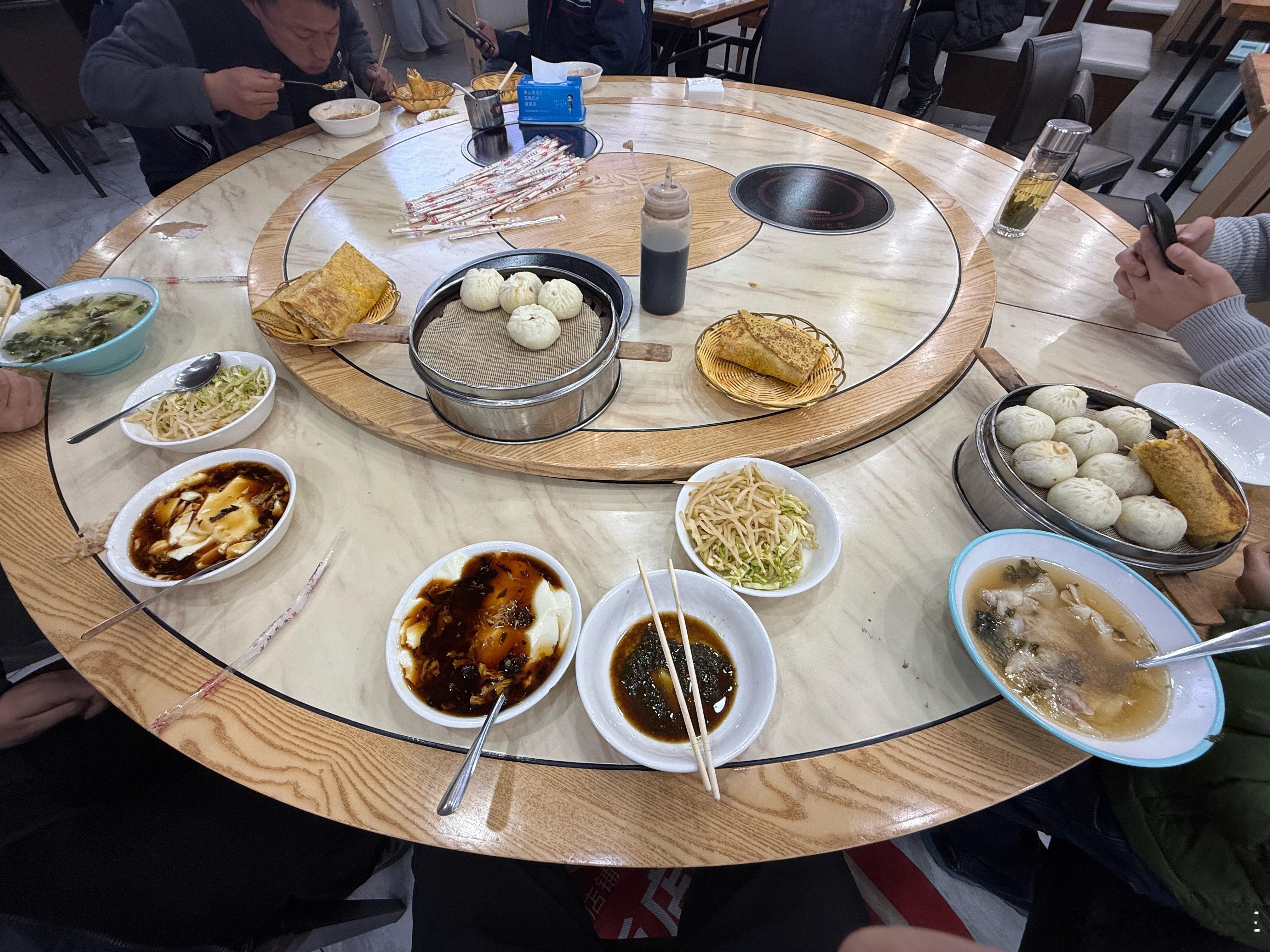 严重怀疑老板是不是算错账了，5 个人 33 块钱还没吃完！ 