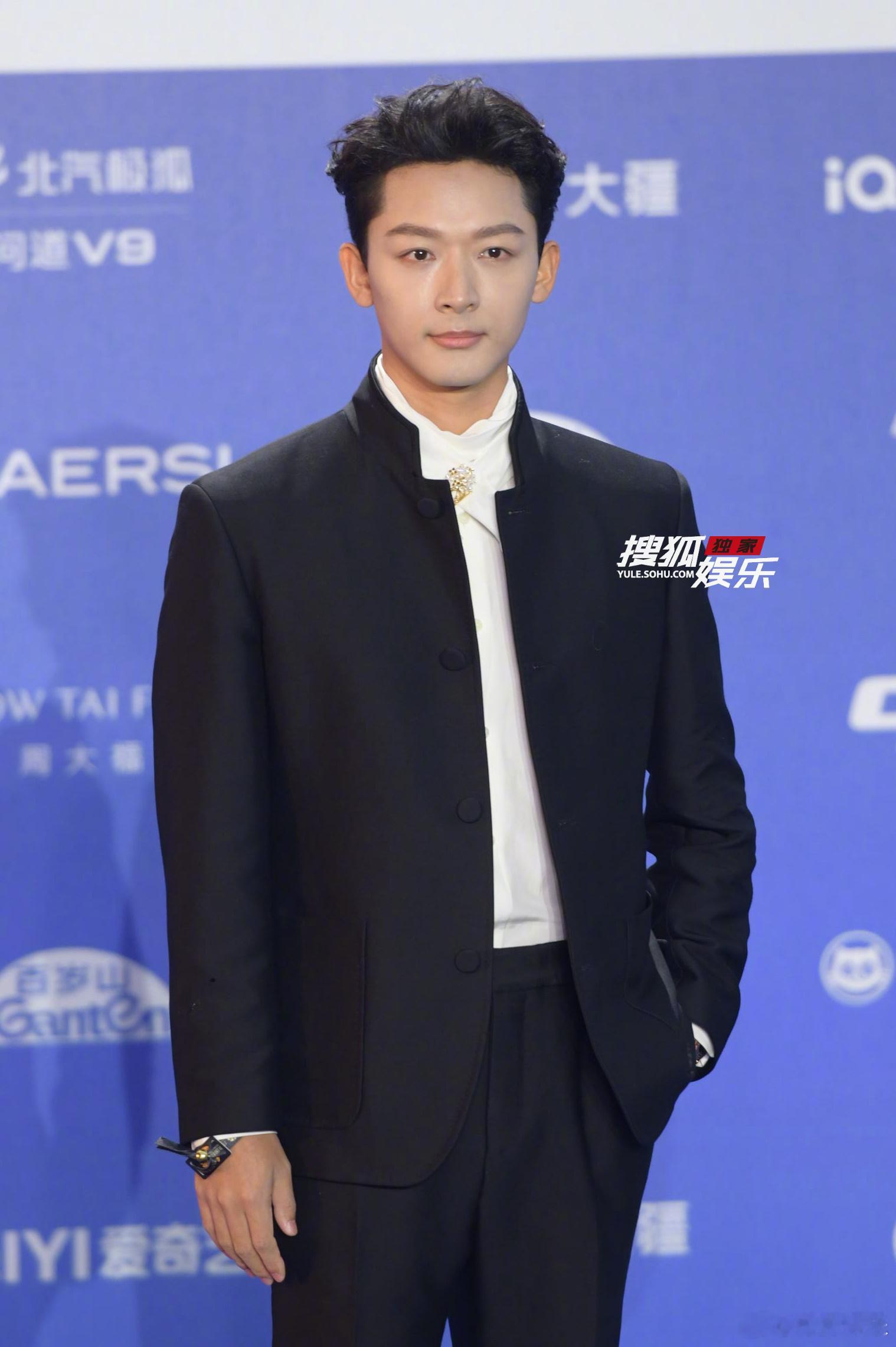 一身黑色中山装搭配背头造型亮相北影节红毯，气质周正又帅气北京国际电影节