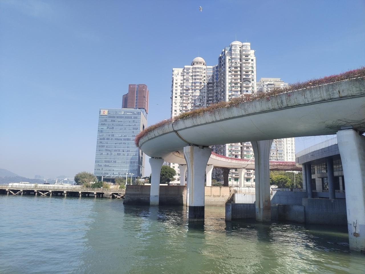 今天，风和日丽，从泉州出发，动身去厦门旅游。

孩子自驾，带着家人，80多公里的