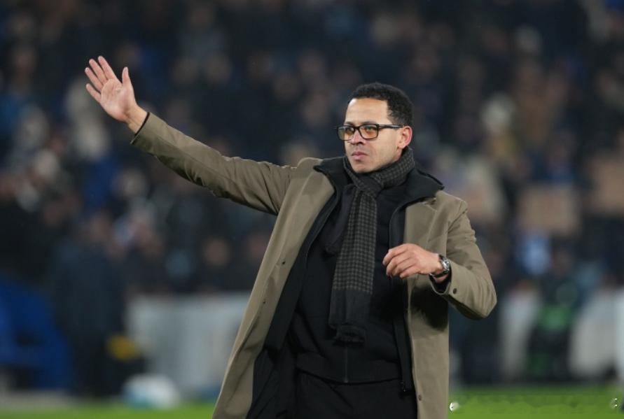 《泰晤士报》报道，切尔西已与利亚姆·罗西尼尔就出任球队新任主教练一事进行了交谈，