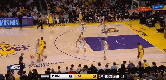 给机会不中用！艾顿空接又又又拖手！
在今天NBA常规赛湖人对阵掘金的第一节比赛中