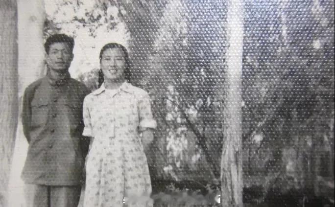 1955年，武汉女大学生吴明珠，放弃了城里的工作，趁父母不注意，连夜逃往新疆，父