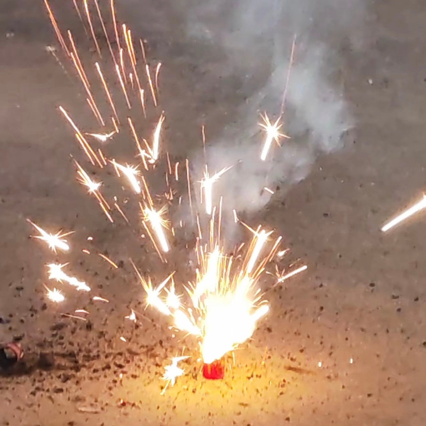 除夕夜的烟花，是我送给你的祝福。愿新的一年，你我都能遇见更好的自己！ 