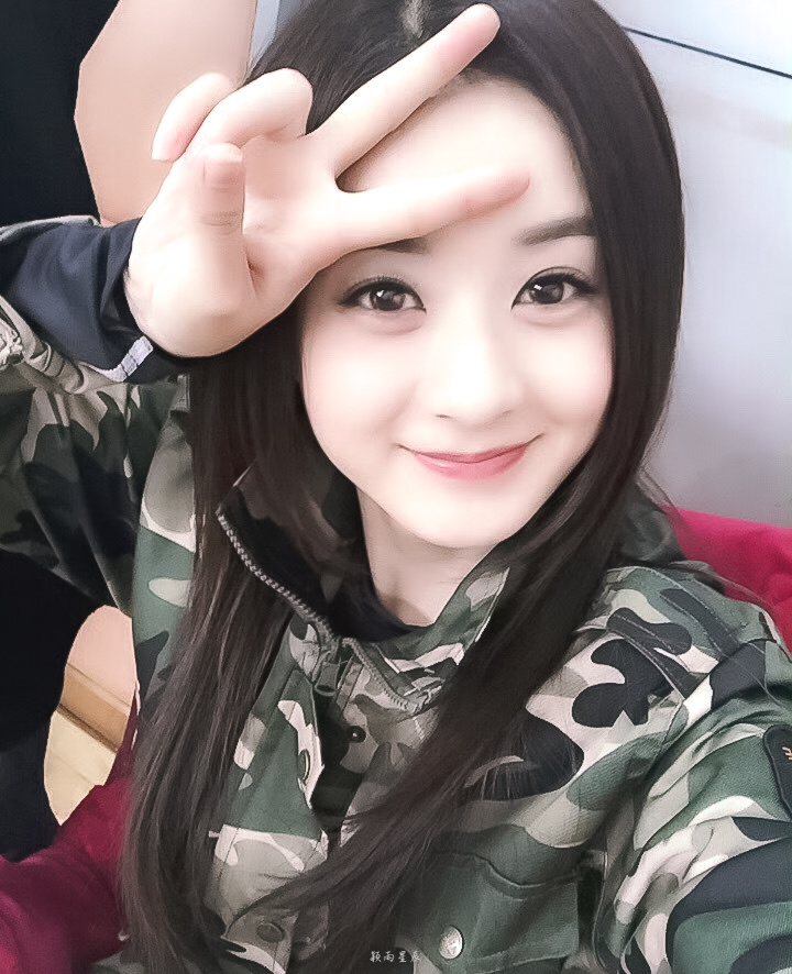 穿迷彩服比✌️的萌兔赵丽颖 ​​​