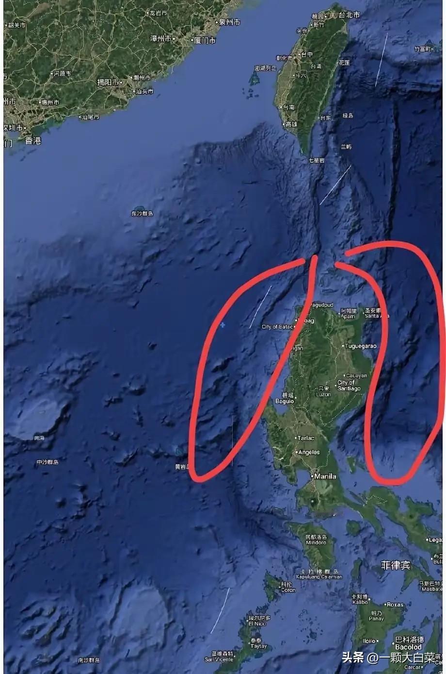 给美国干蒙了！1.7万联军南海“搭台”，055大驱东海“拆台”：这出“肩并肩”大