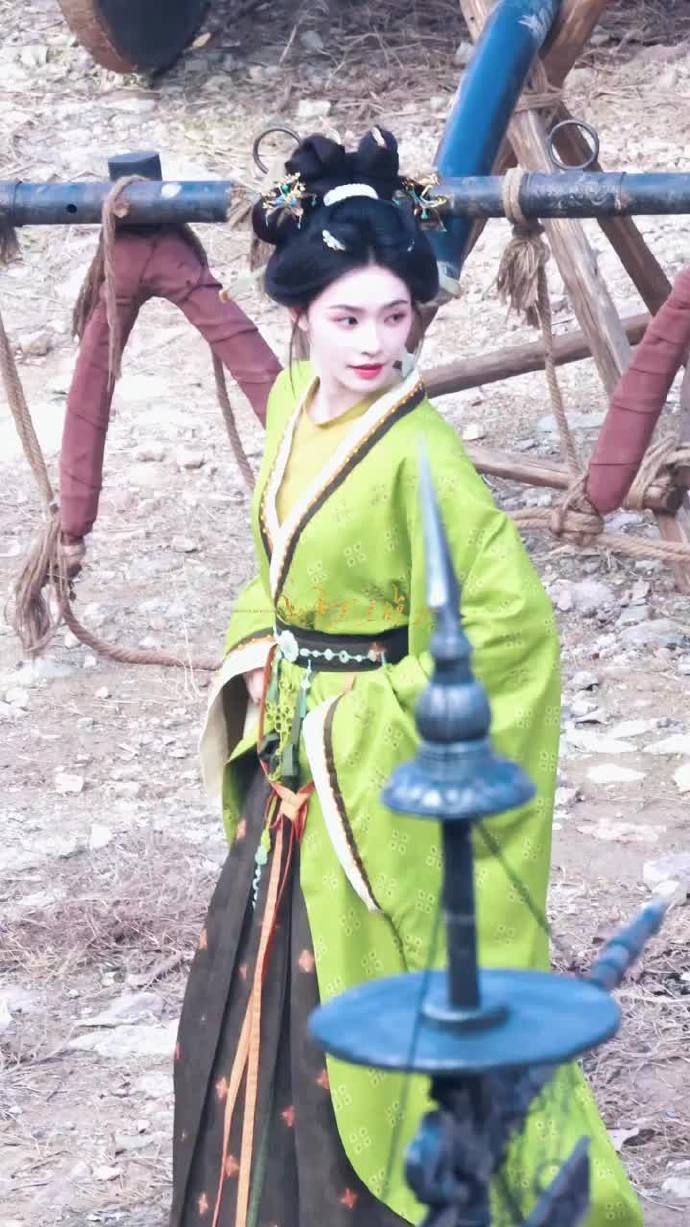 林允归鸾绿衣古装造型 林允冬日里的一抹嫩绿林允归鸾绿衣古装造型，林允冬日里的一抹