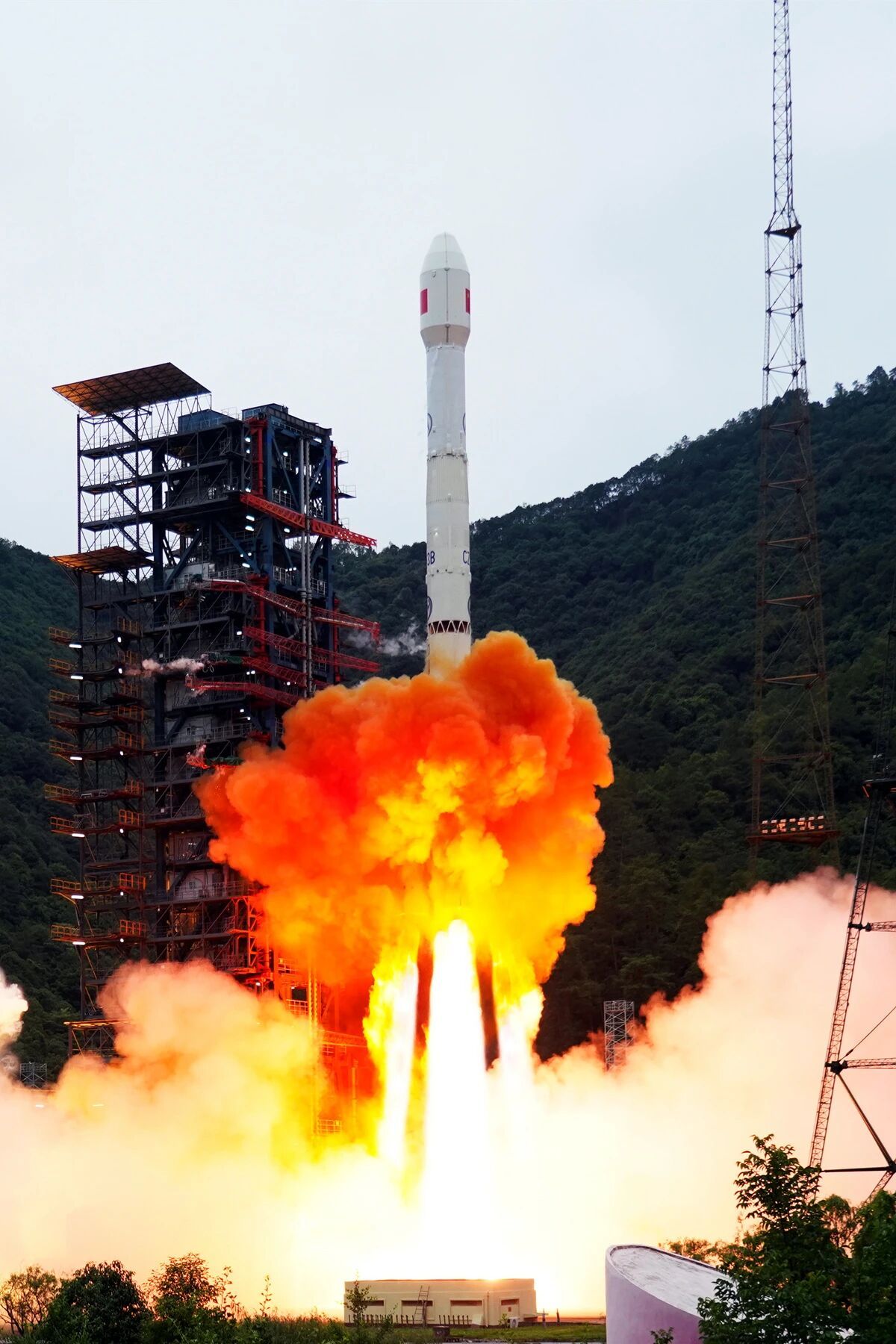 6月16日，长征三号乙运载火箭在西昌卫星发射中心点火升空，随后将实践三十一号卫星
