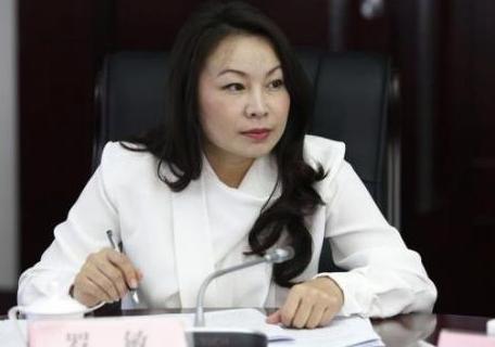 两个女人，一个从部队转业到财政厅，与年长自己十岁的主管领导长期保持不正当性关系，