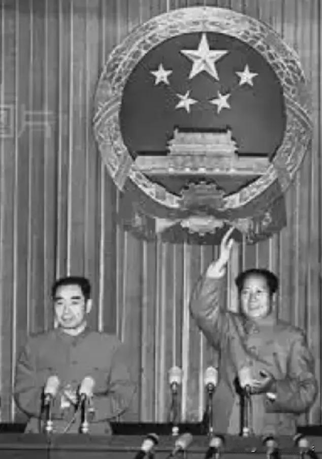 1954年第一届全国人大第一会议上，毛泽东同志以1210票，全票当选中华人民共和