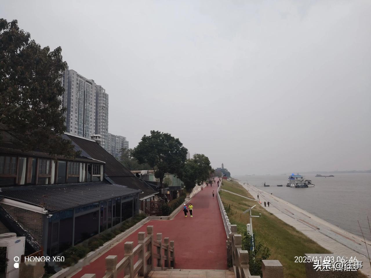 冬日生活打卡季冬日长江岸边晨练