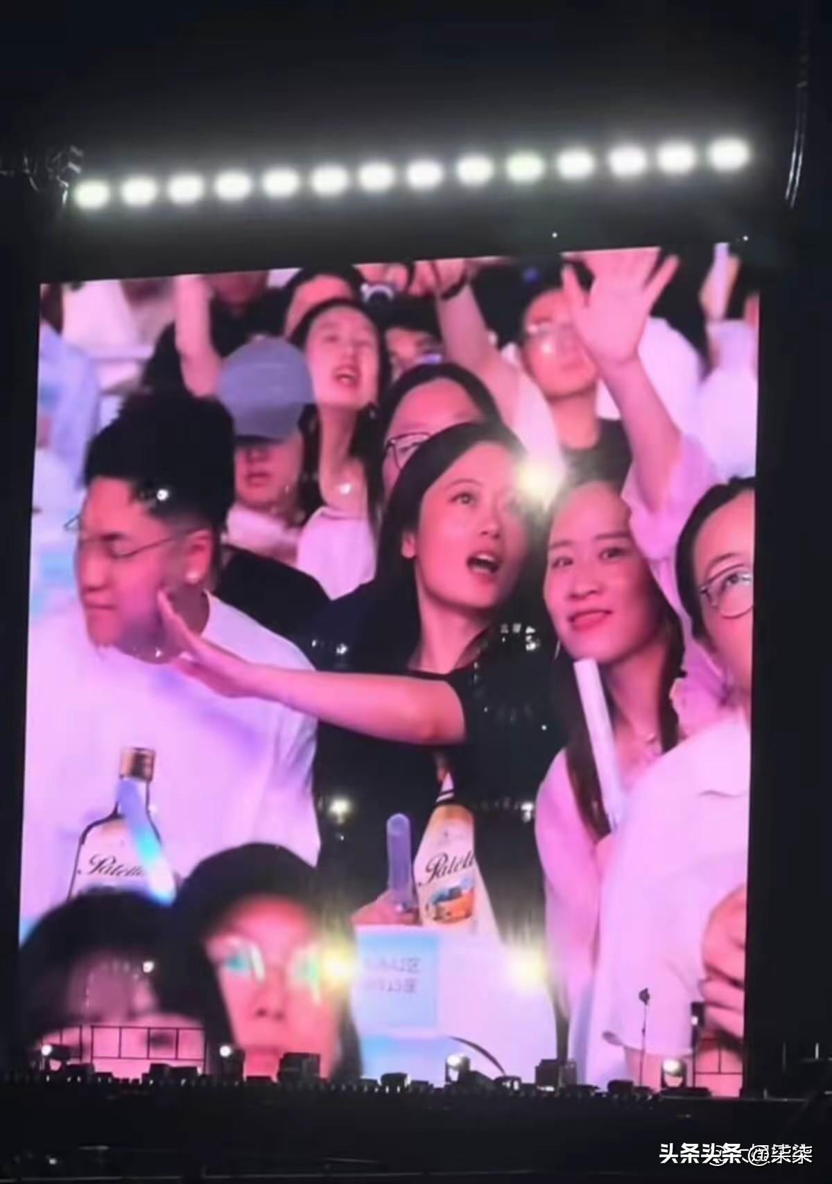坐等反转：
萧敬腾杭州黄龙演唱会Kiss Cam有对情侣火爆全网。

镜头锁定一