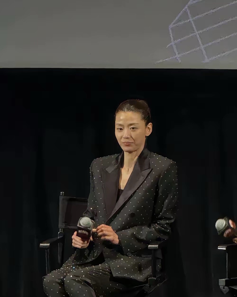 全智贤咋变得这么干巴了，这是减肥过度了吧。女神还是圆润的好看呀。 