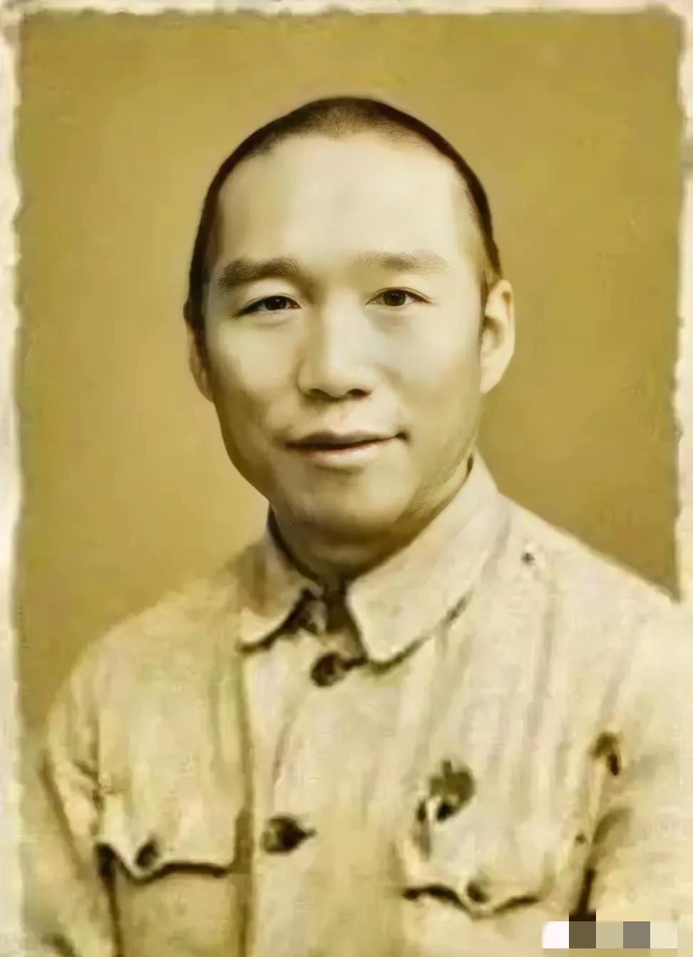 1948年，国军一个伙夫跟大部队走散了，被解放军拦下。战士们看他年纪大，不忍心为