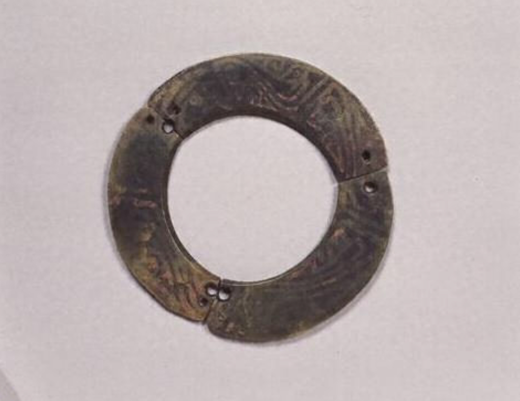 日本东京艺术大学美术馆藏汉代的 罕见彩绘鸟纹三联璧 