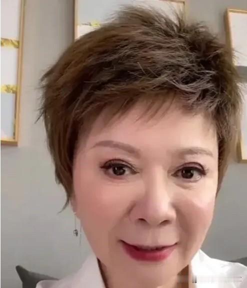 果然女明星老了之后也是跟菜市场的大妈们差不多，看她的脸有点怪怪的感觉，鼻子不好看