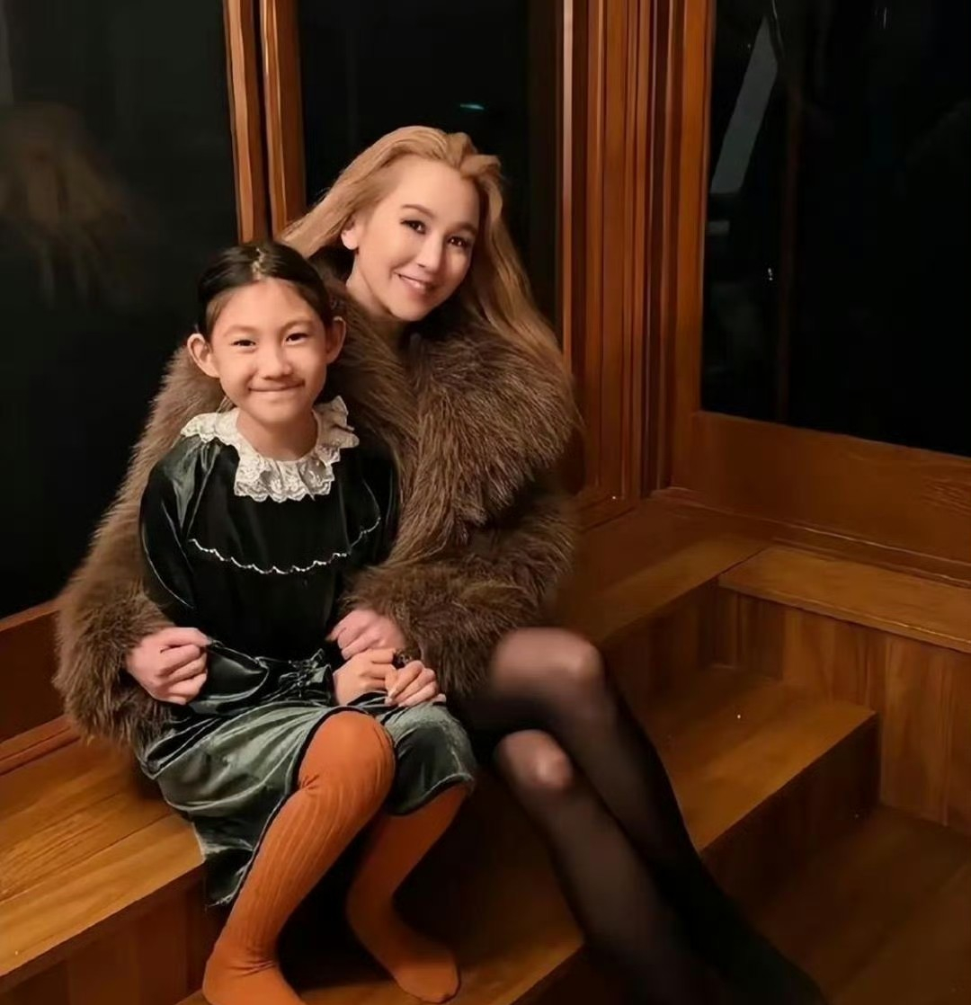 陈冠希女儿跟姑姑同框啦，姑姑这气质简直绝了，他们家这基因，颜值全员都超在线呢。 