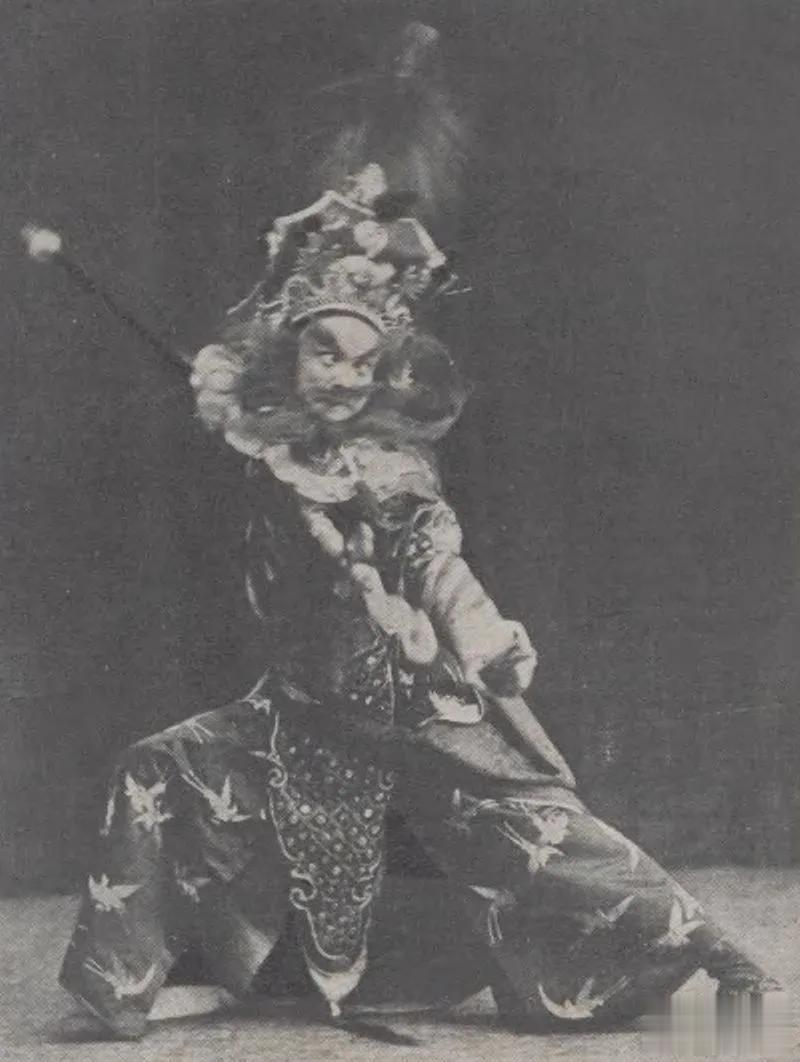 年轻时，盖叫天经常喝大酒，一次，为母亲祝寿，表演《花蝴蝶》时没拿住，倒撞受伤，从