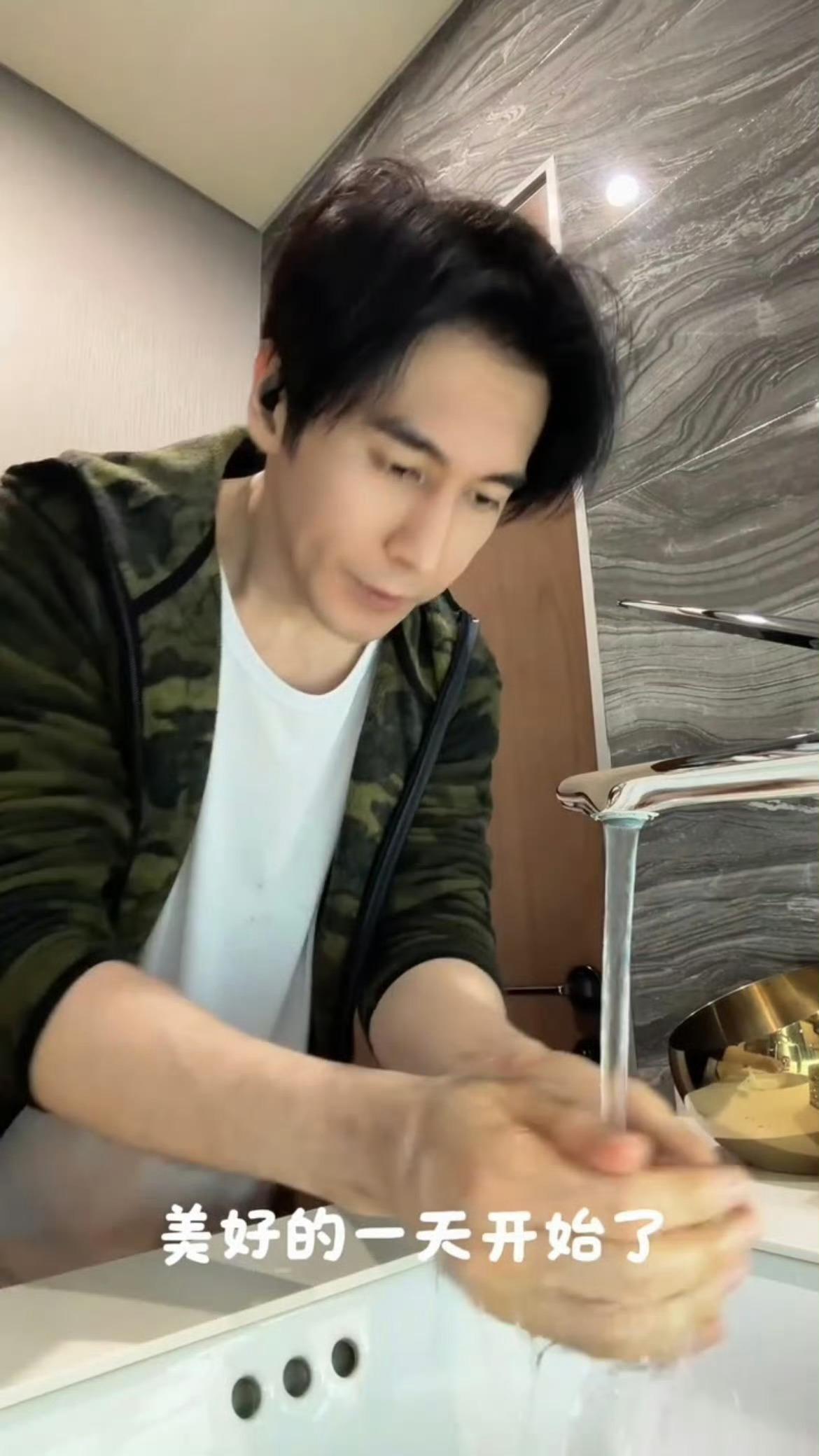 张伦硕 请别叫我中老年人网友评论“为什么中老年人都爱戴耳机？张伦硕立刻破防“请下