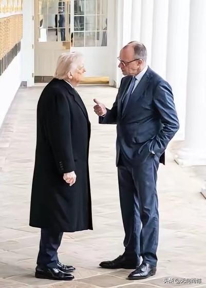 在这张照片上，默茨伸出大拇指，好像在对老特说着什么，由于身高上的优势，默茨站在老