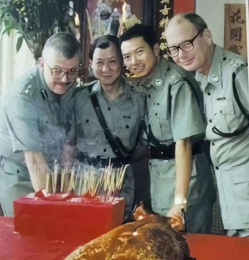 几个穿军装的人在一起，哪个是吕乐探长，据说都是当年的风云人物，谁最厉害？吕乐哥 