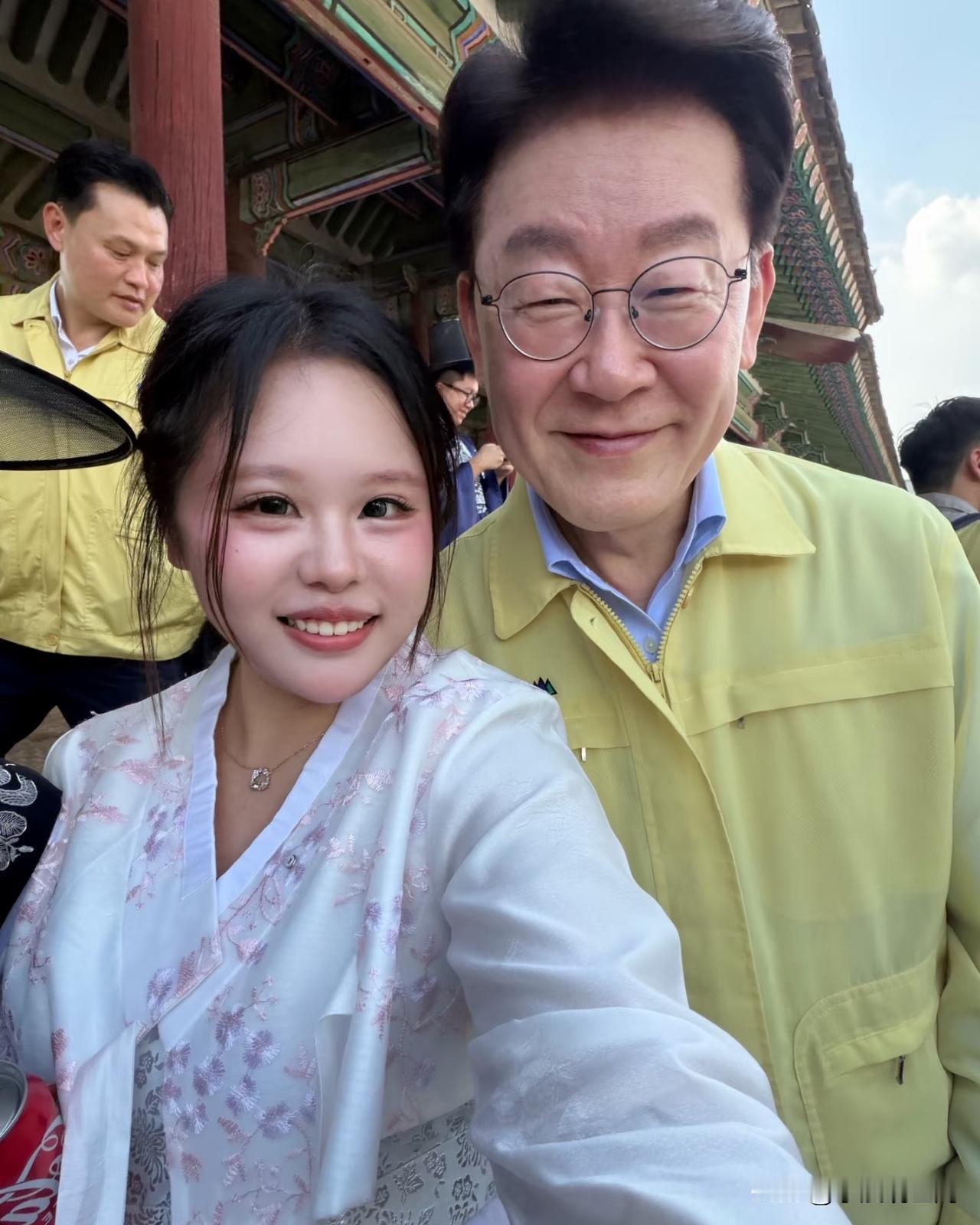 有网友在首尔景福宫偶遇韩国大统领李在明，
他们进行了合影！