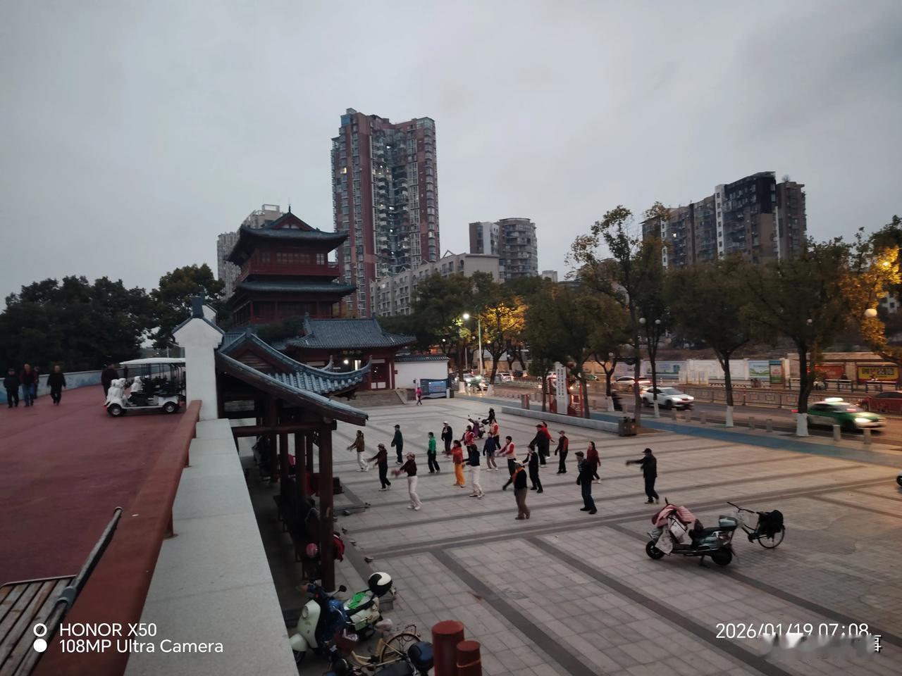 1月19日《浔阳楼》前晨练舞蹈“上头条聊CBA”