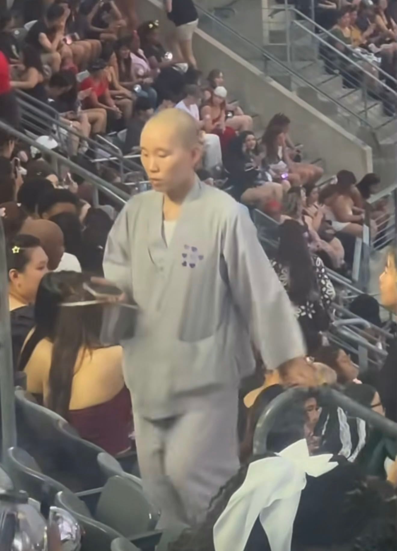 BTS演唱会上的尼姑尼姑也看BTS