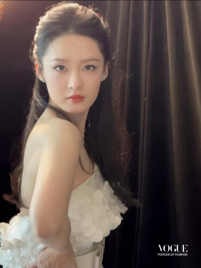 #李沁白色抹胸蝴蝶结花朵裙##李沁冰雪女神#李沁的白色抹胸蝴蝶结花朵裙造型，具有