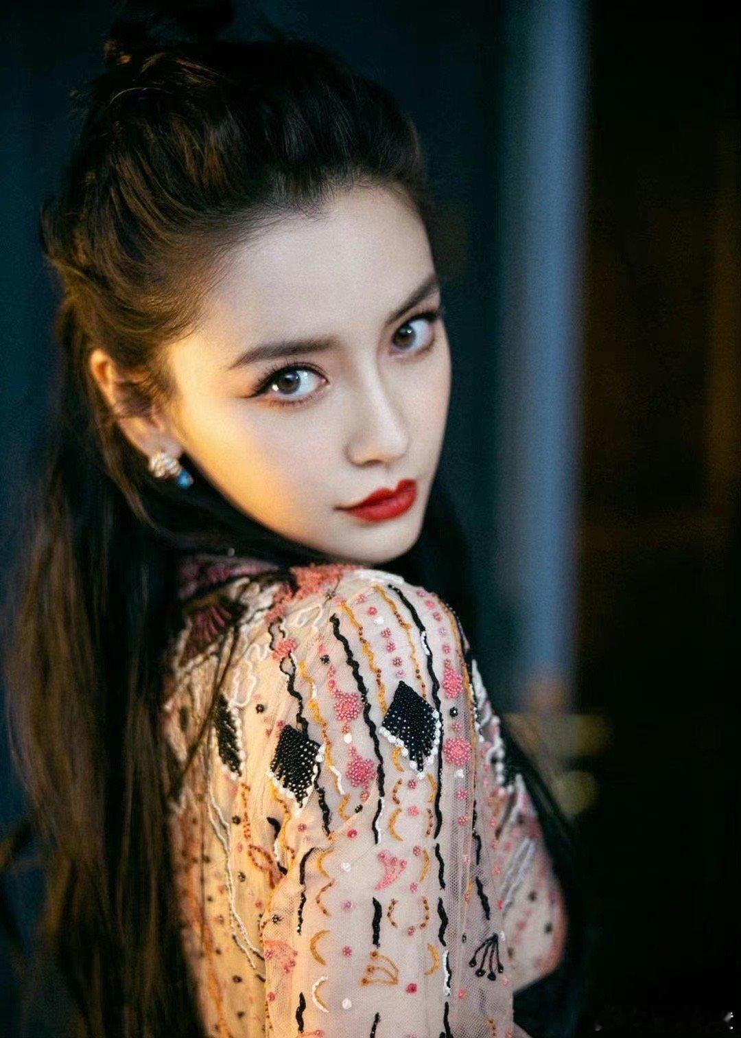 #丽江偶遇了Angelababy# 姐姐美得很轻松～ ​​​