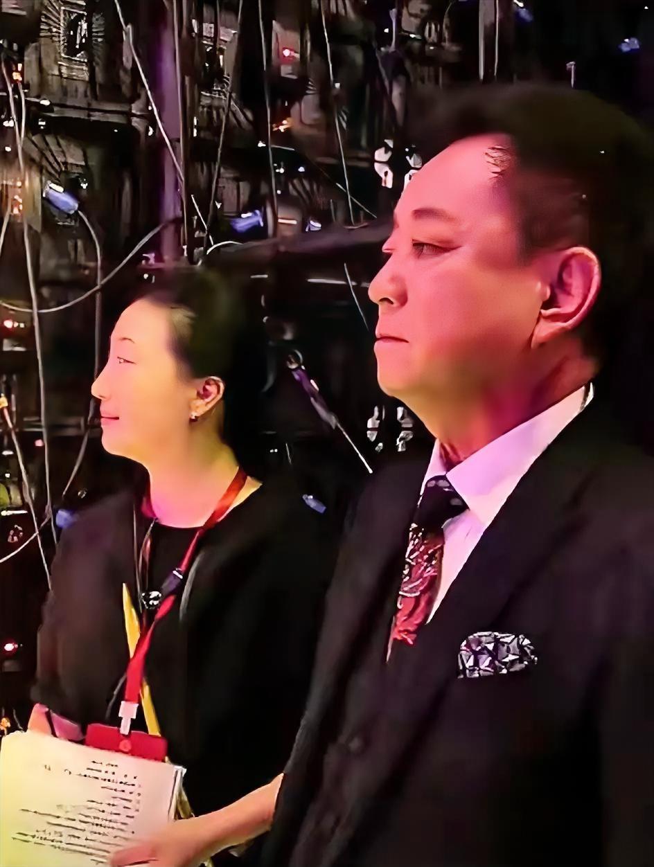 61岁朱军，红着眼眶重回舞台！
一句“这不是演出，是还债”，瞬间让无数网友破防?