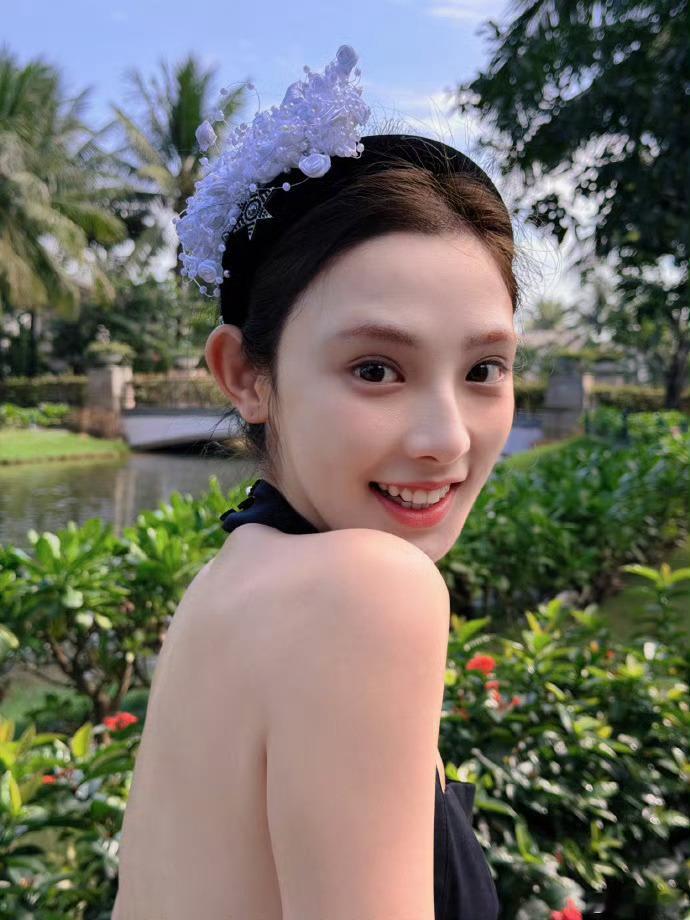 彭小苒露背一张比一张哇噻姐姐的身材管理，我给满分！这背影杀，绝了