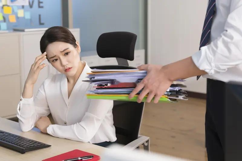 00后离职申请书，让老板惊掉下巴！
脚太大，穿不上同事给的“小鞋”
手没劲，拍不