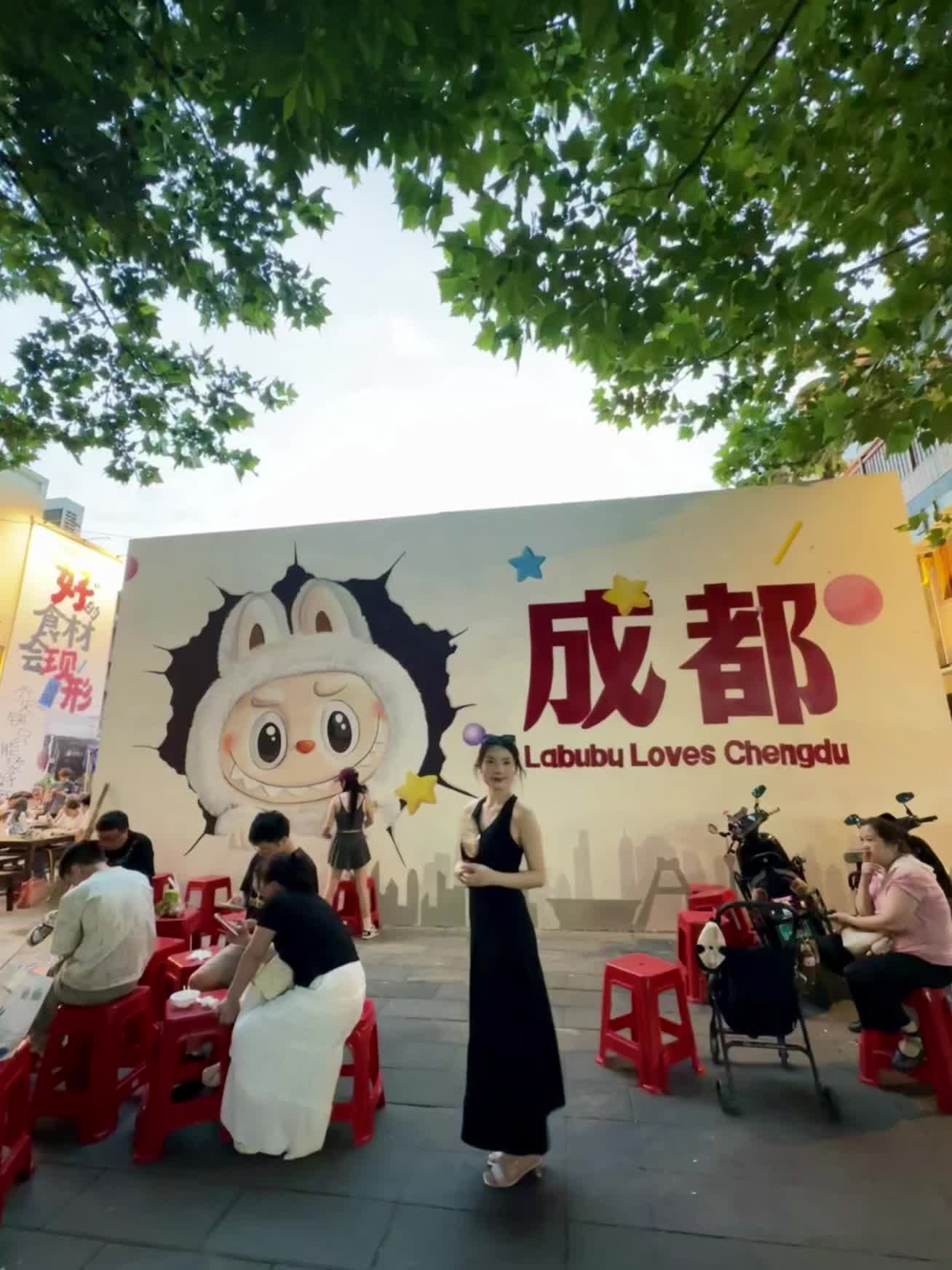 太乖了吧！成都春熙路也有Labubu字样墙啦