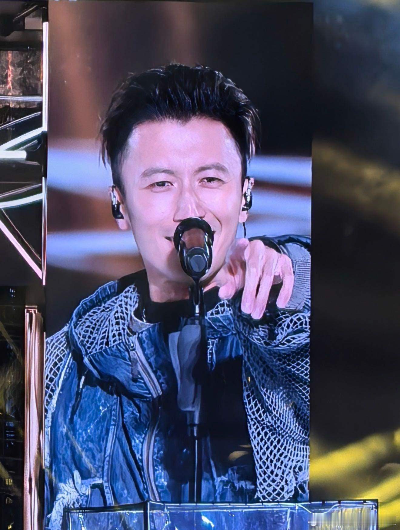 谢霆锋你也想去观众席吗谢霆锋饭撒天才 谁懂这种幸福啊！谢霆锋唱到高潮部分直接下台