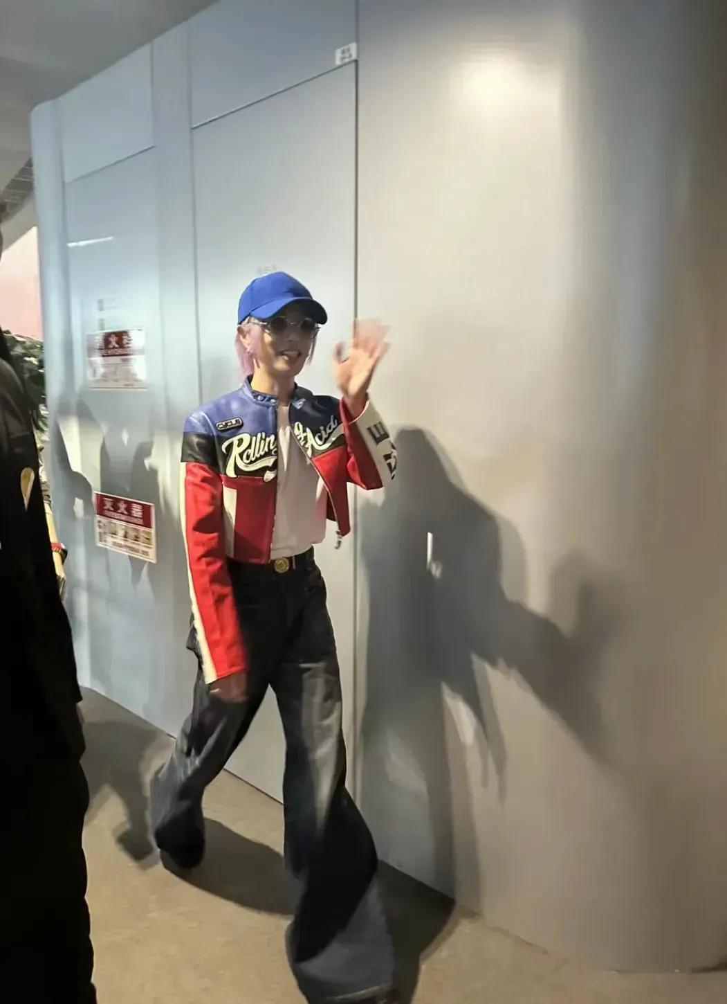 华语乐坛领军人物华晨宇来了……
近日，华语乐坛领军人物华晨宇身着浮夸的来扫楼了，