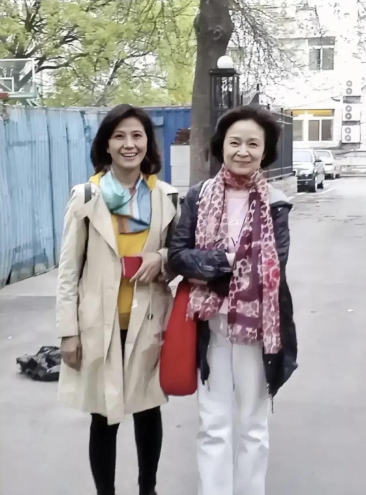 两妯娌多年后的同框合影，她们是惊艳了时光的美。吴玉华面部白皙饱满细腻，一颦一笑自
